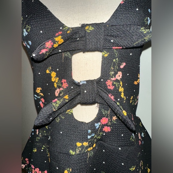 Stella Tweed black bow cutout crop top blouse adjustable straps floral print SZM - Picture 2 of 6